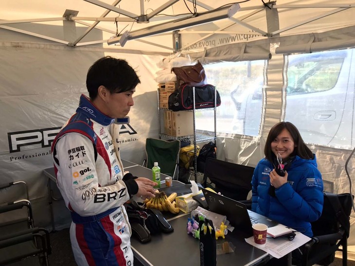 走行後には先輩方にアドバイスをもらいながら、オンボード映像を見て自分の走りを確認。走っていた時の思いとは違って、「落ち着いて再確認してみれば、実は別に原因があった！」と気が付けることもあるので、とても大切な時間です。