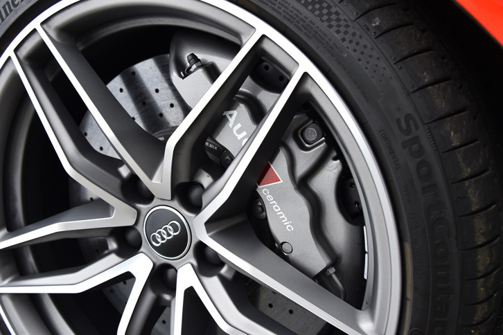 新型「R8」には「V10」にはオプションで、「V10プラス」には標準で、カーボンファイバー強化型セラミックブレーキが用意されている。