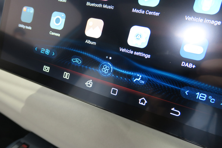 BYDアットスリー（タッチ式の空調コントローラー）