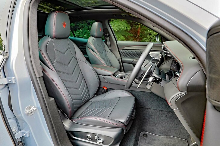 シートは座面および背もたれの中央部にパンチングレザーを採用。前席は電動調整機構およびシートヒーター付きで、オプションでベンチレーション機能も用意される。