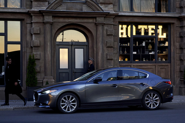 ハッチバックとは異なり、セダンは非常にコンサバティブなイメージでまとめられている。
