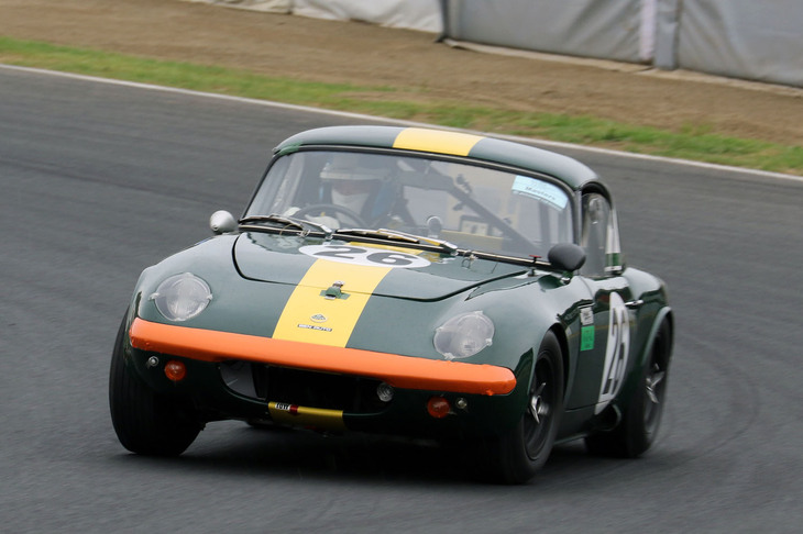 ダンロップのバイアスレーシングタイヤ「CR65」の使用が義務づけられるヒストリックマスターズレースで、ぶっちぎりでポールトゥフィニッシュを果たした「ロータス26R（レーシングエラン）」。