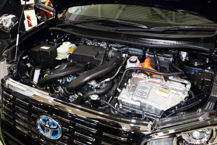 パワープラントはLPG（液化天然ガス）を燃料とする1.5リッターエンジンとハイブリッド機構「THS II」の組み合わせ。燃費はJC08モード計測で19.4km/リッターとされている。