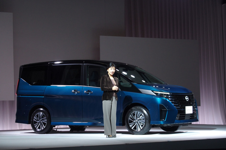 新型「セレナ」を紹介する日産の星野朝子副社長。