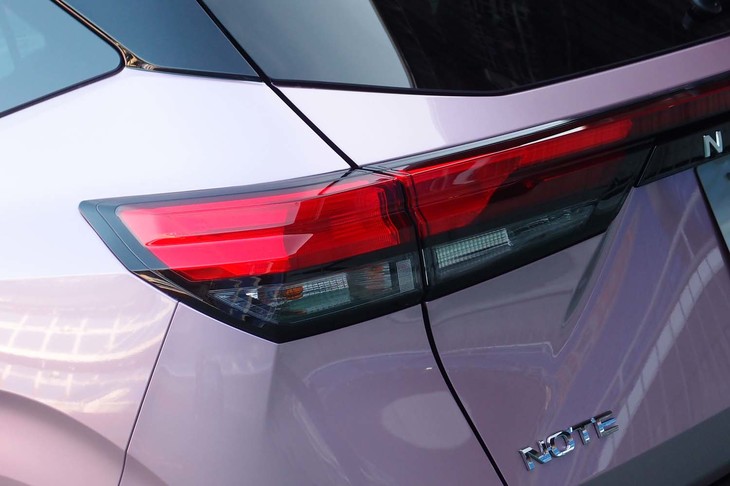 日産ノート（リアコンビランプ）
