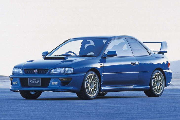 こちらは1998年に400台限定で販売された「インプレッサ22B STiバージョン」。WRCを制したラリーマシンのイメージをまとうスペシャルモデルで、いまでもマニアの間では貴重なコレクターズアイテムとなっている。