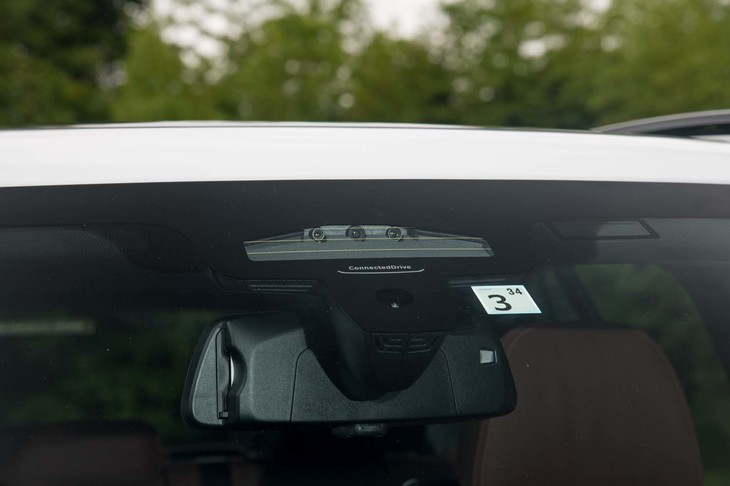 ルームミラーの裏側には広角（検知距離は約20m）、標準（同120m）、望遠（同300m）と、計3基のカメラユニットを搭載。バンパーのレーダーユニットと合わせて車両前方をセンシングする。