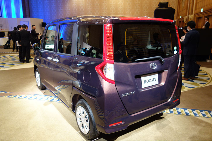 「トヨタ・ルーミーX」のバックショット。縦長のテールランプが視認性を高めている。