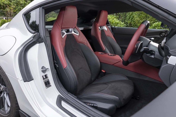 シートはボリュームのあるサポートが主張する。立派なセンターアームレストは肘が滑る。