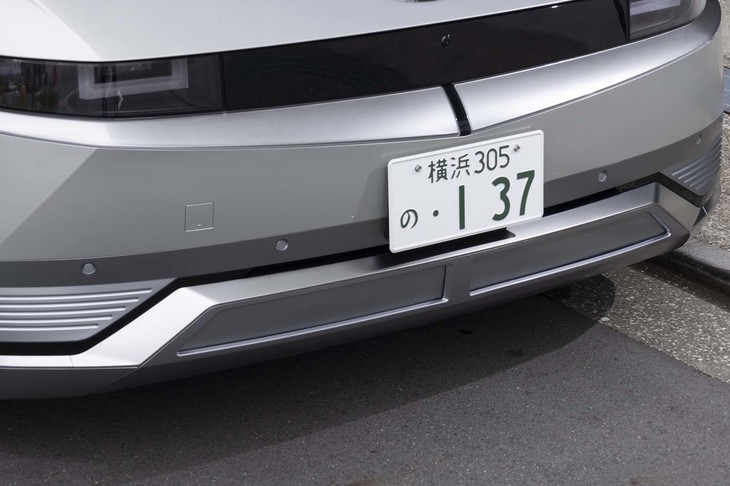 バンパーに開けられたグリルはシャッター付き。上の写真と比較されたし。