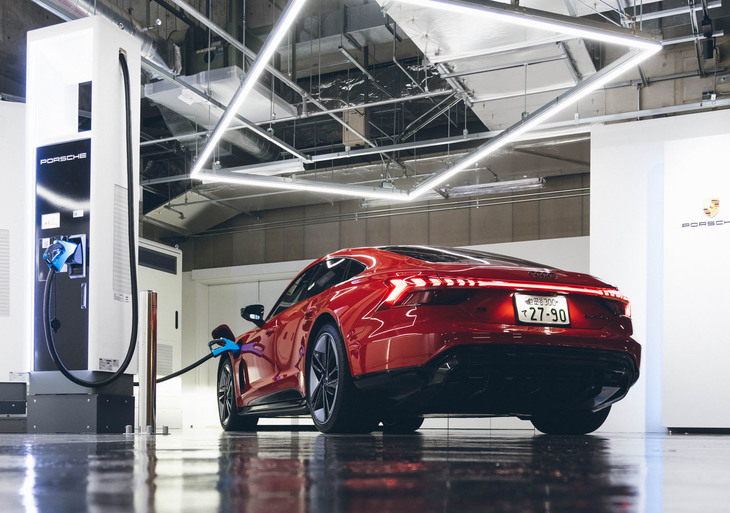 ポルシェの急速充電器で充電を行う「アウディRS e-tron GT」。