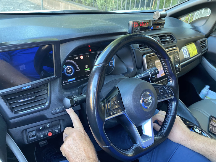 新型コロナウイルス対策の外出規制期間があった影響で、オドメーターは17万8000kmにとどまっている。ステアリングのつやが、使い込んでいることを感じさせる。