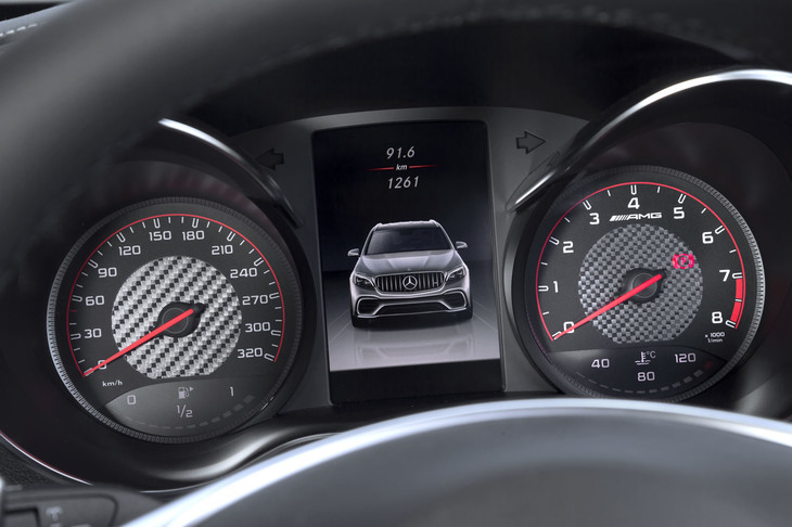 メーターパネルにはカーボン調模様のアクセントが施される。エンジン回転計の中には「AMG」のロゴも。