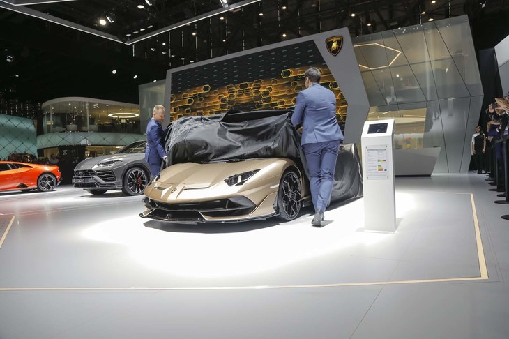 「ランボルギーニ・アヴェンタドールSVJロードスター」のアンヴェールの瞬間。