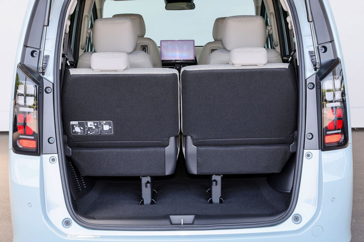 3列目シートを使用した「フリード エアー」の荷室の様子。3列目シートは跳ね上げシステムを設計し直し、より低く手前で楽に跳ね上げることができるようになっている。