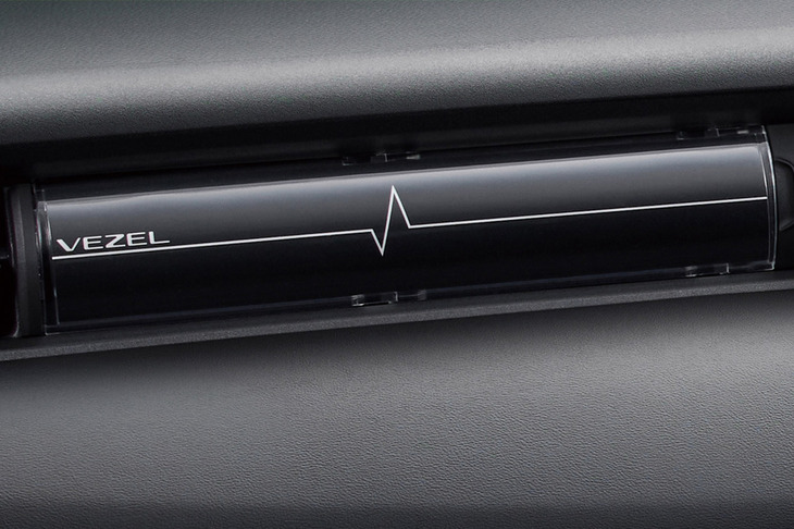 アロマオイル拡散機構付きインテリアパネルがオプションで用意されるのも最新型「ヴェゼル」の特徴。パネル内のシートは自由に差し替え可能で、標準で装備される3種類のほか、ホンダアクセス・オリジナルデザインシート（全7種）や好みの画像に変更してカスタマイズを楽しめる。