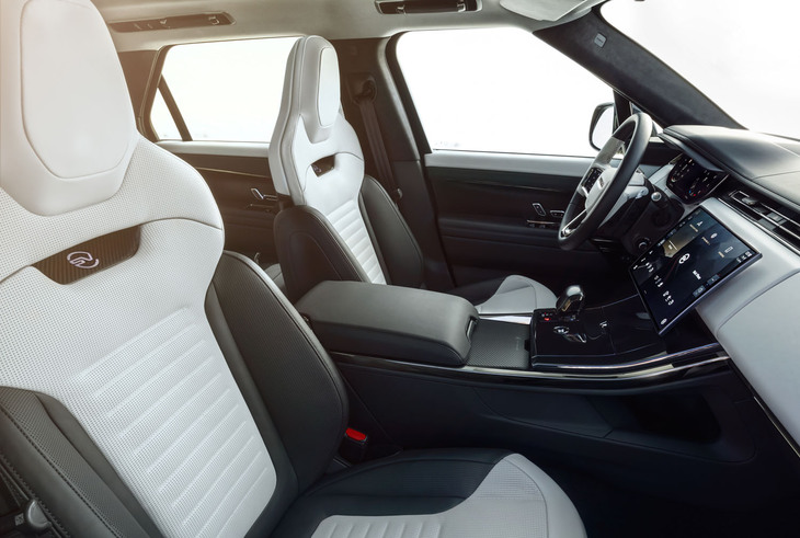 ヘッドレスト一体型の「SVパフォーマンスシート」には、16Wayの電動調節機構にヒーター、ベンチレーション、さらに「ボディー＆ソウルシート」システムが備わる。