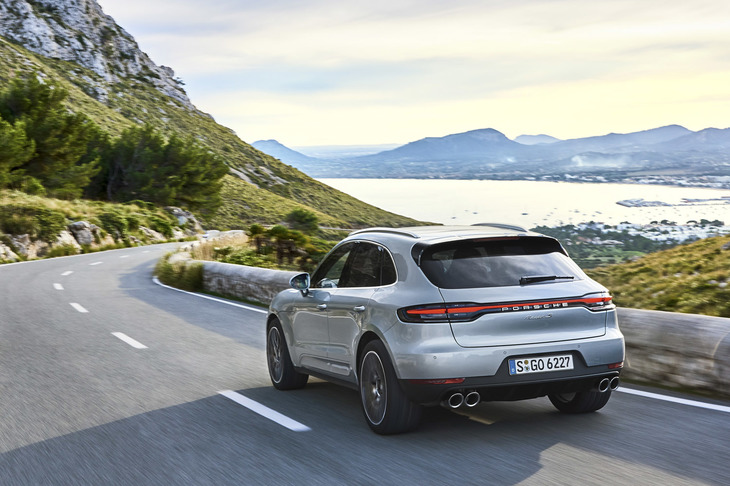 リアガーニッシュ一体式となる、「カイエン」譲りの新しい意匠を持つテールライトを採用。「マカン」よりもブレーキ性能が強化されている。