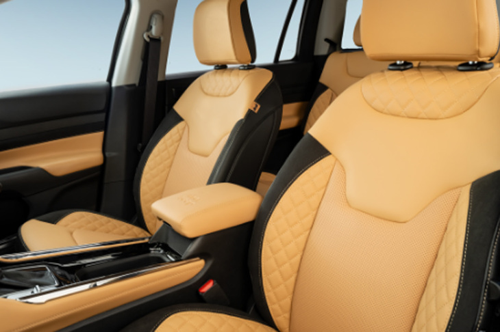 「トラックエディション」では「テュペロブラウン／ブラック」のコンビ内装が採用される。