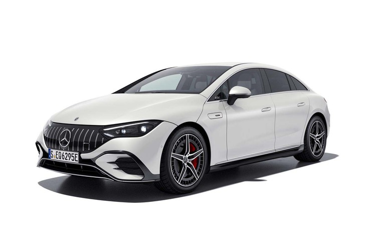 高性能バージョンの「メルセデスAMG EQE53 4MATIC＋」（写真）には、スポーティーなデザインの前後バンパーやホイールが装着される。
