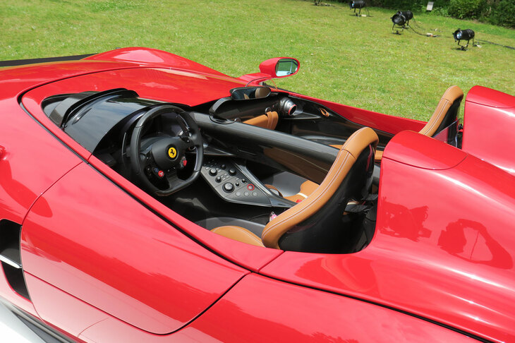 「イーコナ」シリーズは、その第1弾として「モンツァSP1」と「モンツァSP2」の2モデルが発表された。モンツァSP1は1人乗り。今回展示されたモンツァSP2は、2人乗りのモデルだった。