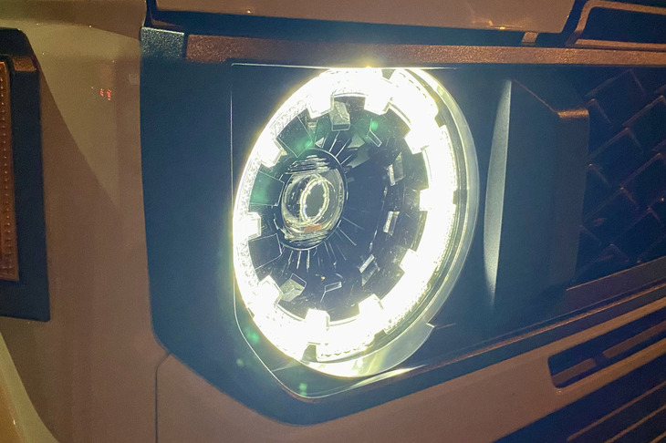 LEDの丸目ヘッドランプは日本市場専用のアイテム。従来型は角目だったので、多くのコアなファンは、新型「ランクル“70”」のフロントフェイスを歓迎しているようだ。