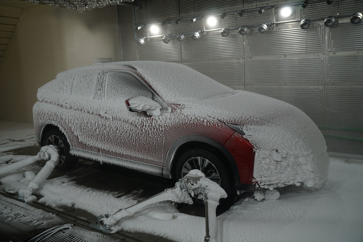 環境試験棟で雪に埋もれた「エクリプス クロス」を発見。フロントマスクが写真のような状態でも、しっかりとシャシーダイナモの上を走れていた。
