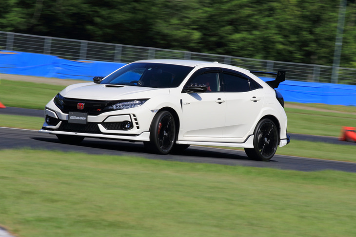 エアロパーツについては、機能性はもちろんデザインも重視。ボディー同色とするところとブラックで塗り分けるところをうまく使い分け、全体の雰囲気を引き締めた。