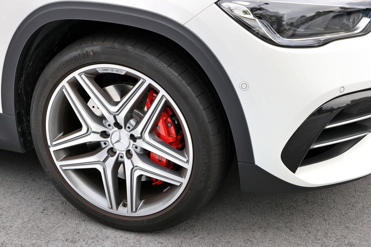 タイヤサイズは、「GLA35」と比べても、よりワイドかつ低偏平な255/40R20。試乗車にはコンチネンタルのスポーツタイヤ「スポーツコンタクト6」が装着されていた。