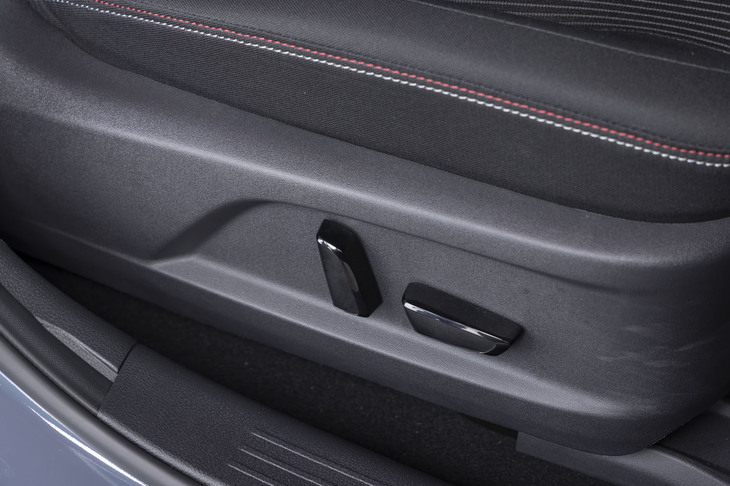 標準のスポーツシートはドライビングポジションの調整が電動化されたのも新しい。ちなみにBOSEのオーディオはRECAROシートとの同時装着はできない。