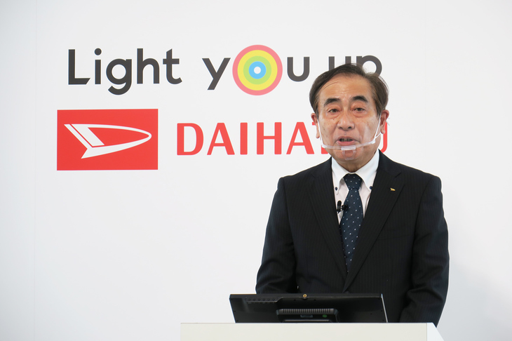 「ダイハツ・コペン」の20年の歴史と、「コペン20周年記念特別仕様車」について説明する、ダイハツ工業 くるま開発本部 製品企画部部長の南出洋志氏。ライバルが消滅し、今や軽自動車で唯一のスポーツカーとなってしまったコペンだが、今後もつくり続けていくことを宣言した。