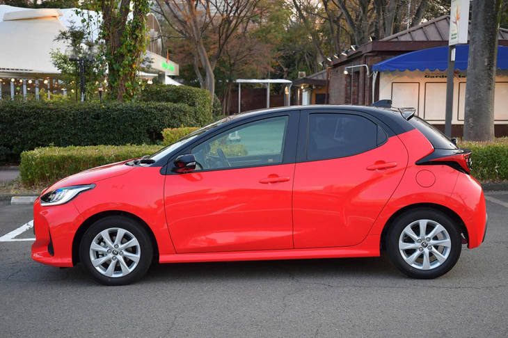 「ヤリス ハイブリッド」のサイドビュー。