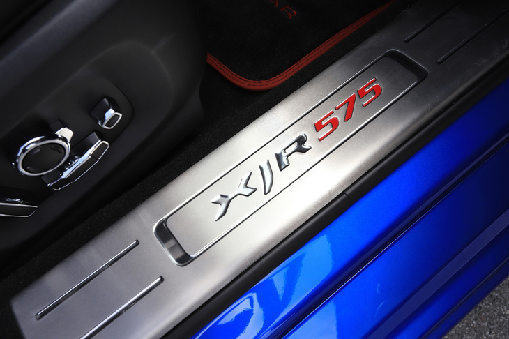 資料等で「『XJ』史上最もパワフルな」モデルと紹介される「XJR575」。動力性能については、0-100km/h加速が4.4秒、最高速が300km/hとアナウンスされている。