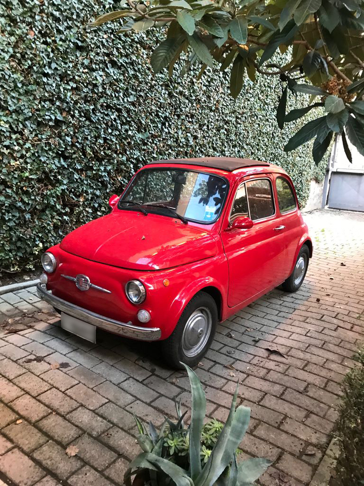 エリザベッタ先生の自宅車庫にて。1965年式の「フィアット500」。