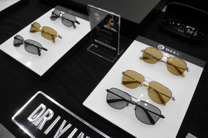 ドライビングサングラスDEECのブース