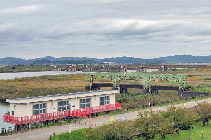国内最大級の治水工事のひとつとされる大河津分水。写真は分水路側で、奥に見えるのが現役の可動堰。手前の、緑の鉄骨がかかっているのが旧可動堰。
