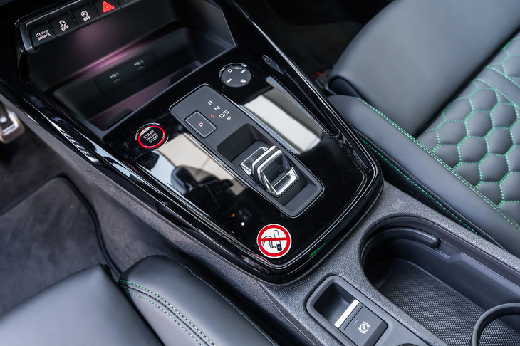 トランスミッションは「Sトロニック」と呼ばれる7段DCT。バイワイヤ式のコンパクトなレバー型シフトセレクターの採用は、最新世代のアウディ車に共通する特徴だ。