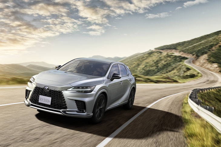 「BMW X5」や「メルセデス・ベンツGLE」のライバルと目されるプレミアムSUV「レクサスRX」。最新モデルは2022年11月に発表された。
