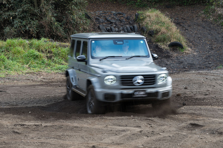 「メルセデス・ベンツG580 with EQテクノロジー」で「Gターン」を体験した！ 助手席に乗っているのはモータージャーナリストの高平高輝さん。