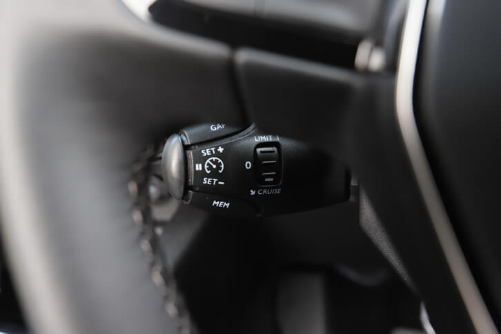 「5008」にはアダプティブクルーズコントロール（ACC）や、自動緊急ブレーキ、レーンキープアシスト、ブラインドスポットモニターなどの運転支援システムが標準装備される。写真はステアリングコラムに備わるACCの操作スイッチ。