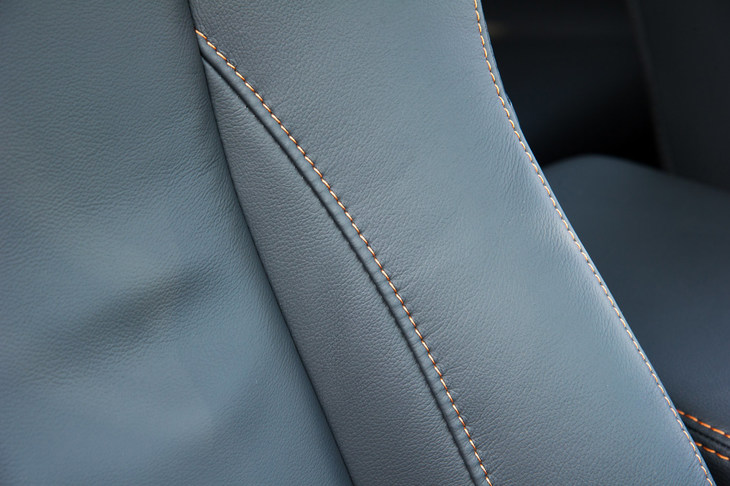 本革シートには、前席、後席ともにオレンジのコントラストステッチが施されている。