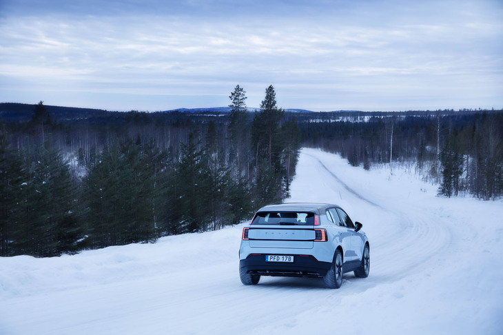 この道を行くのは凍った湖を目指すわれわれ取材チームのみ。80km/hの制限速度を守ってひたすら走り続ける。