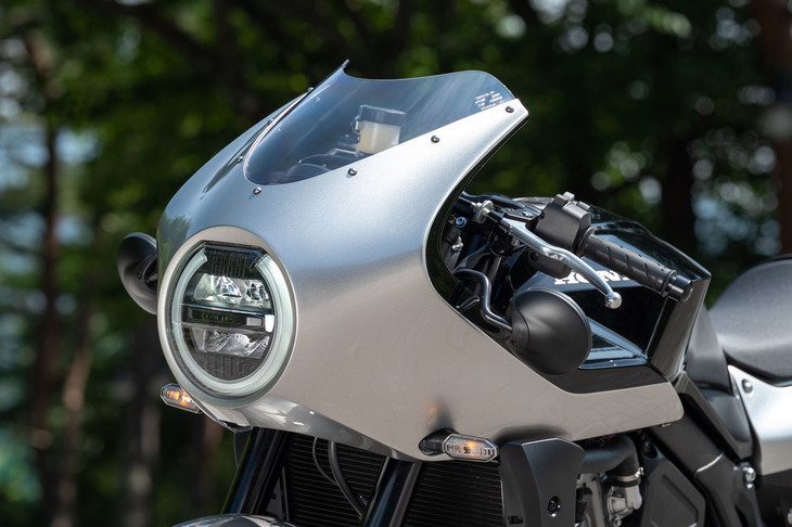 ロケットカウルとセパレートハンドルが織りなす迫力のマスクに注目！ 「ホーク11」は、ホンダが2022年4月に発表した新たな大型スポーツモデルである。