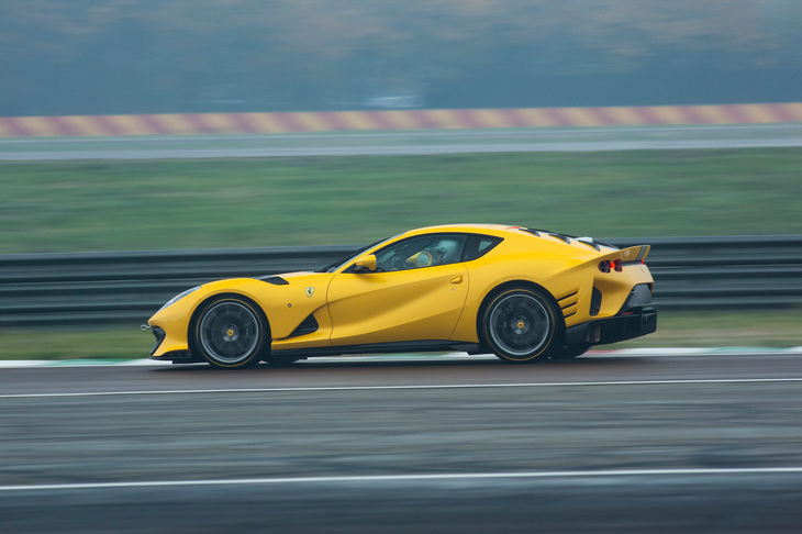 サイドビューではリアタイヤ後方に施された3本のスリットも「812スーパーファスト」との違い。これも空力デバイスで、ホイールハウスから出る空気を上へそらす効果がある。