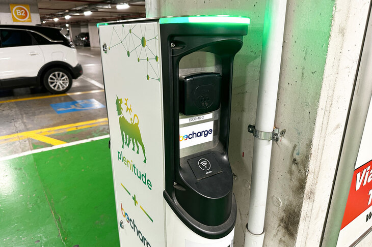 プレニテュード社のAC充電器。タイプ2コネクター対応の、22kW型である。