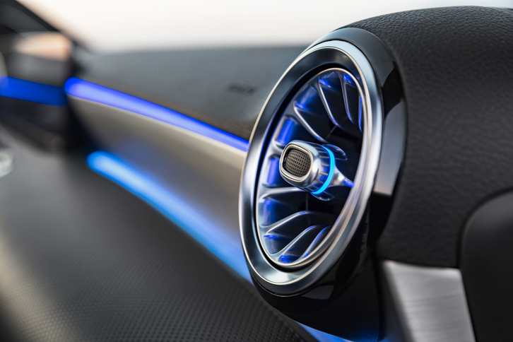 飛行機のエンジンをイメージしたというインストゥルメントパネルのエアコンの吹き出し口。センターに3つと左右に1つずつ、計5つが配置される。