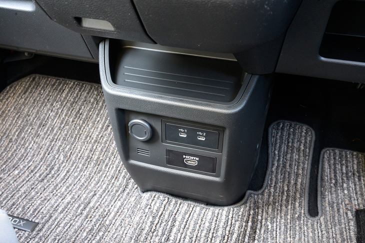 センターコンソールの下部にはUSBタイプCポート（2つ）とHDMIポートが備わっている。