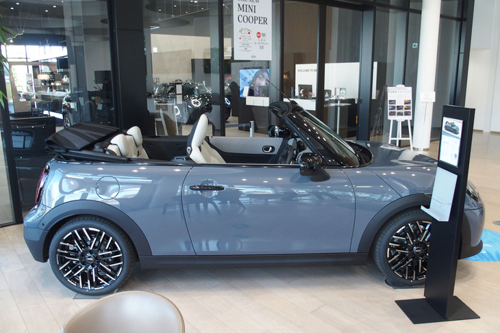 MINIクーパー コンバーチブル（サイドビュー）