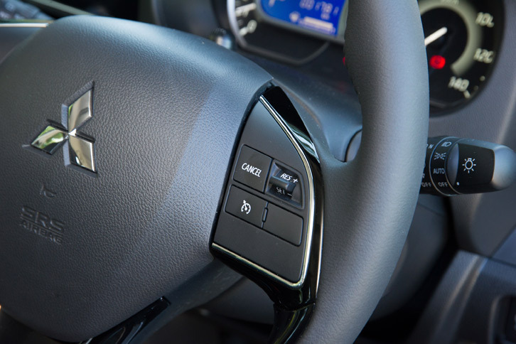 ステアリングホイールに備わるクルーズコントロールの操作スイッチ。