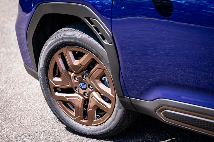 純エンジン車には、ブロンズ塗装を施した10本スポークデザインの19インチホイールが標準で装備される。今回の試乗車は225/55R18サイズの「ファルケン・ジークスZE001A A/S」オールシーズンタイヤを組み合わせていた。